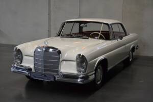 Image 4/61 de Mercedes-Benz 250 SE (1966)