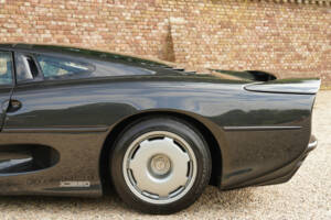 Image 19/50 of Jaguar XJ 220 (1993)