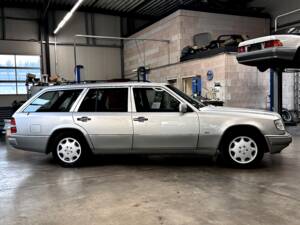 Bild 3/49 von Mercedes-Benz E 320 T (1993)