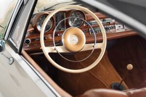 Bild 25/44 von Mercedes-Benz 220 SE b (1964)