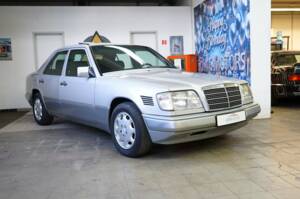Image 2/33 of Mercedes-Benz E 300 Diesel (1994)