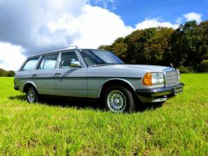 Mercedes-Benz 200 T (S 123) grau 1984