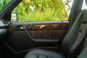 Bild 31/50 von Mercedes-Benz 300 E-24 (1989)