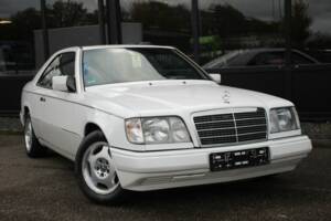 Bild 3/8 von Mercedes-Benz 220 CE (1993)