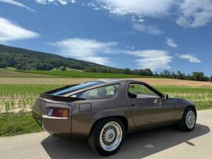 Image 17/21 of Porsche 928 S (1982)