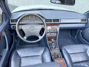Image 16/36 of Mercedes-Benz E 200 (1994)
