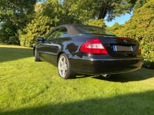 Immagine 2/41 di Mercedes-Benz CLK 320 (2003)