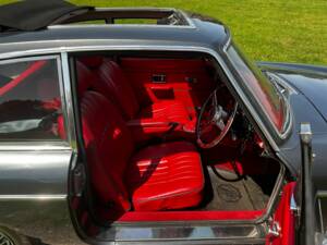 Image 16/38 of MG MGB GT V8 (1974)