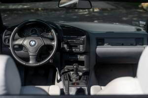 Immagine 4/23 di BMW 318i (1995)