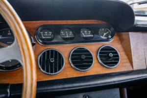 Image 19/49 de Ferrari 330 GT 2+2 (1966)