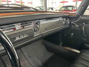 Image 15/30 of Mercedes-Benz 230 SL (1965)