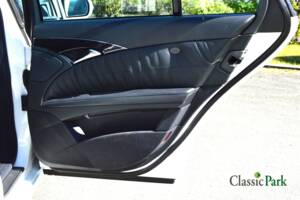 Image 25/50 of Mercedes-Benz E 500 T (2004)