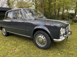 Image 4/8 of Alfa Romeo Giulia Nuova Super 1600 (1972)