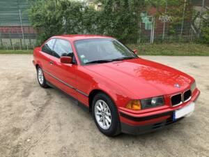 Immagine 2/35 di BMW 318is (1992)