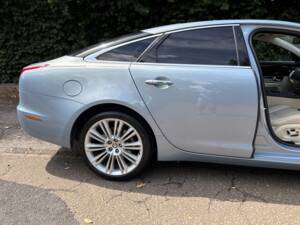 Image 21/50 of Jaguar XJ 5.0 (2011)