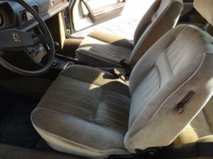 Image 20/49 of Peugeot 504 Coupé (1981)