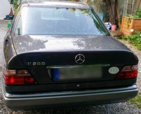 Direkte Heckansicht mit Modellschriftzug E 200
