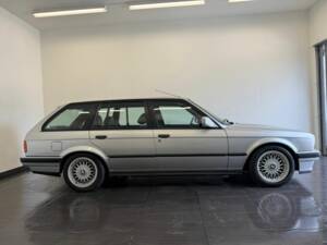 Immagine 7/50 di BMW 325i Touring (1992)