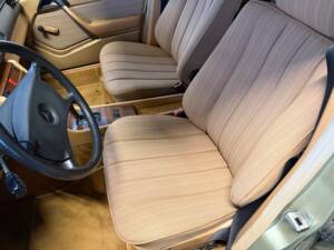 Afbeelding 13/33 van Mercedes-Benz 230 E (1985)