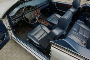 Image 16/69 of Mercedes-Benz E 320 (1994)