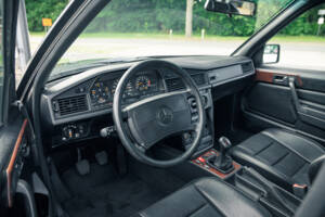Bild 27/53 von Mercedes-Benz 190 E 2.5-16 (1991)