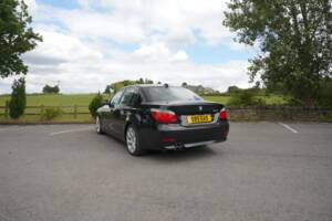 Bild 17/48 von BMW 550i (2006)