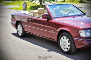 Bild 16/79 von Mercedes-Benz E 220 (1996)