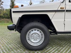 Image 15/33 of Mercedes-Benz 200 GE (SWB) (1987)