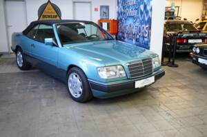 Afbeelding 2/50 van Mercedes-Benz 300 CE-24 (1993)