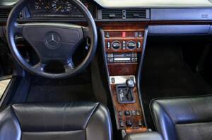Image 27/36 of Mercedes-Benz E 320 (1995)