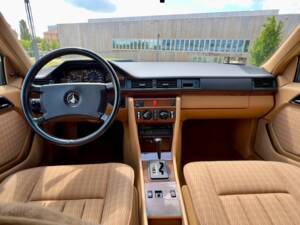 Immagine 17/36 di Mercedes-Benz 300 E 4-Matic (1989)