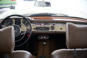 Image 17/25 of Mercedes-Benz 230 SL (1966)