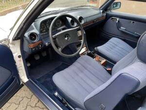 Image 14/24 de Mercedes-Benz 230 CE (1985)