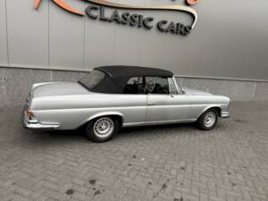 Image 13/35 de Mercedes-Benz 280 SE 3,5 (1970)