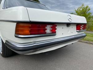 Image 20/49 of Mercedes-Benz 230 C (1980)