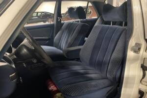 Imagen 26/27 de Mercedes-Benz 230 (1977)