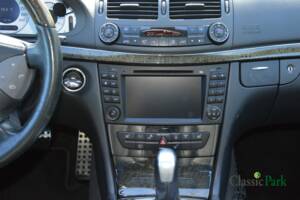 Image 37/50 of Mercedes-Benz E 500 T (2004)