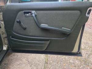 Image 64/73 of Mercedes-Benz 230 E (1985)