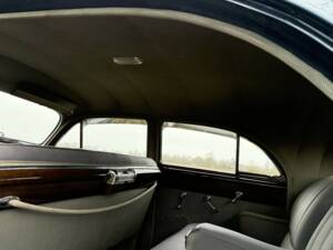 Image 12/24 of Cadillac de Ville Touring Sedan (1947)
