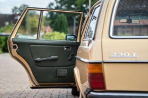 Image 49/53 de Mercedes-Benz 200 T (1982)
