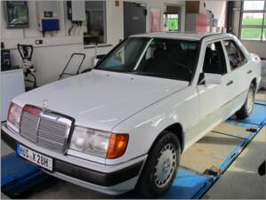 Image 2/71 of Mercedes-Benz 300 E 4-Matic (1990)
