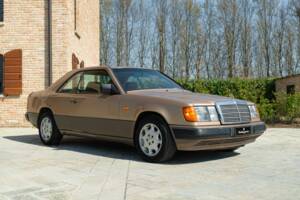 Image 2/46 de Mercedes-Benz 300 CE (1988)