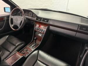 Imagen 22/27 de Mercedes-Benz E 200 (1995)