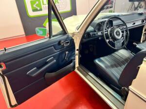 Image 9/46 of Mercedes-Benz 220 D (1972)