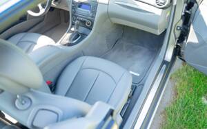 Image 27/49 of Mercedes-Benz CLK 280 (2006)