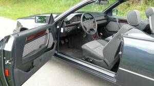 Bild 8/15 von Mercedes-Benz E 200 (1996)