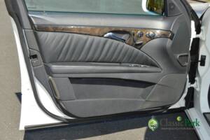 Image 15/50 of Mercedes-Benz E 500 T (2004)