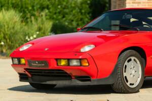 Image 15/50 of Porsche 928 S (1984)