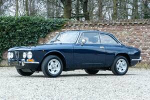 Image 24/50 of Alfa Romeo Giulia GT 1300 Junior (1971)
