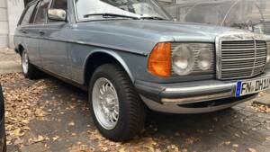 Image 2/13 de Mercedes-Benz 230 T (1980)